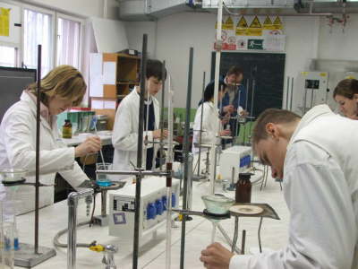 v laboratoriu
